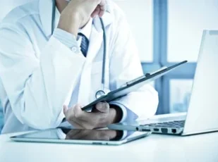 врач за ноутбуком