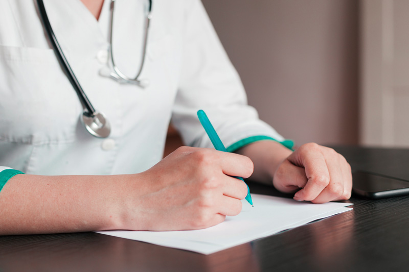 доктор пишет отчет по сексолого-психиатрической экспертизе