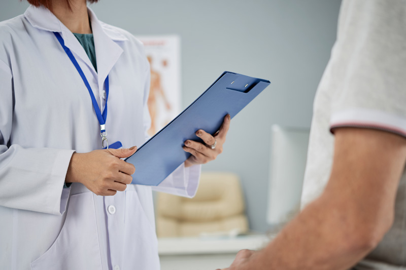 мужчина проходит стационарную психиатрическую судебную экспертизу